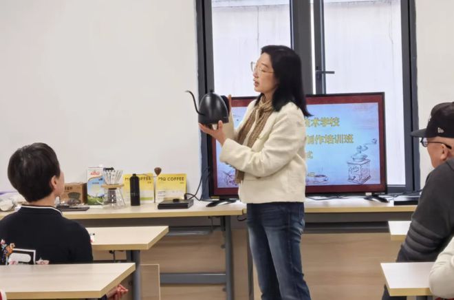 这里“玩转”手冲咖啡开元棋牌银发学员在(图2)