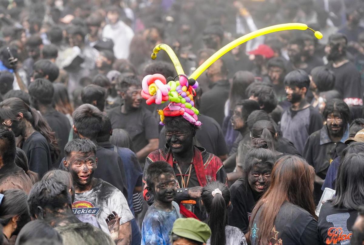 所用主料是咖啡粉 ：弄到嘴里也没事开元棋牌网站云南墨江万人“抹黑脸”